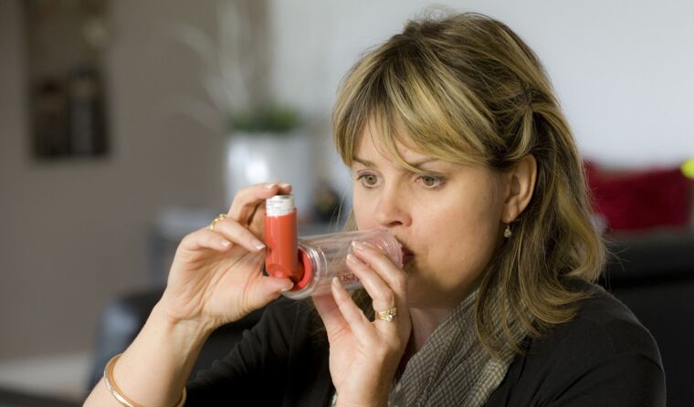 A person using an asthma spacer