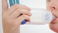 The checklist includes a list of common issues for people experiencing asthma, including correct inhaler technique.