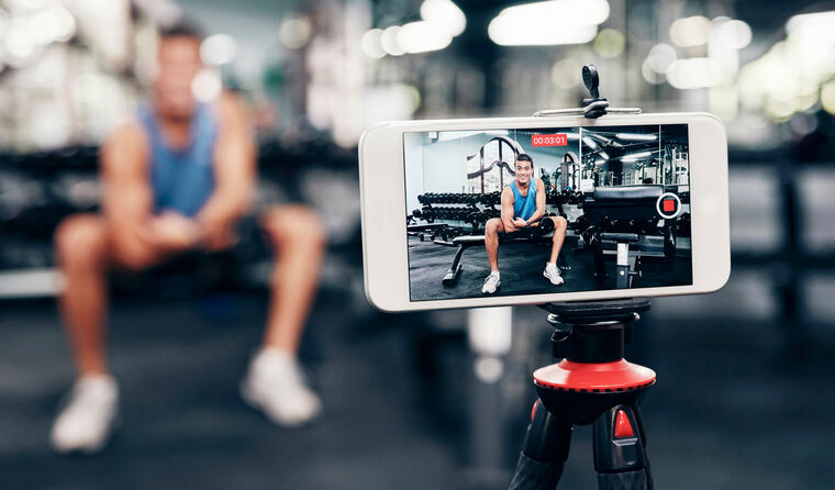 A man films himself in the gym for social media.