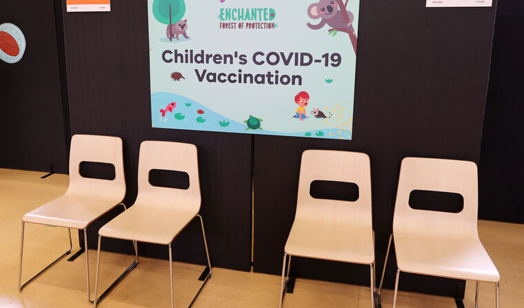 Empty chairs at COVID vaccine clinic.